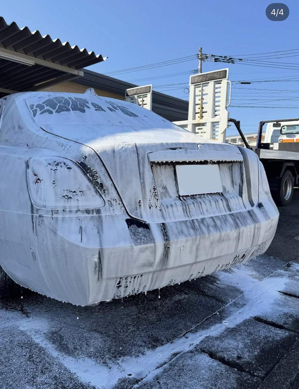 ロールスロイスリアの泡洗車