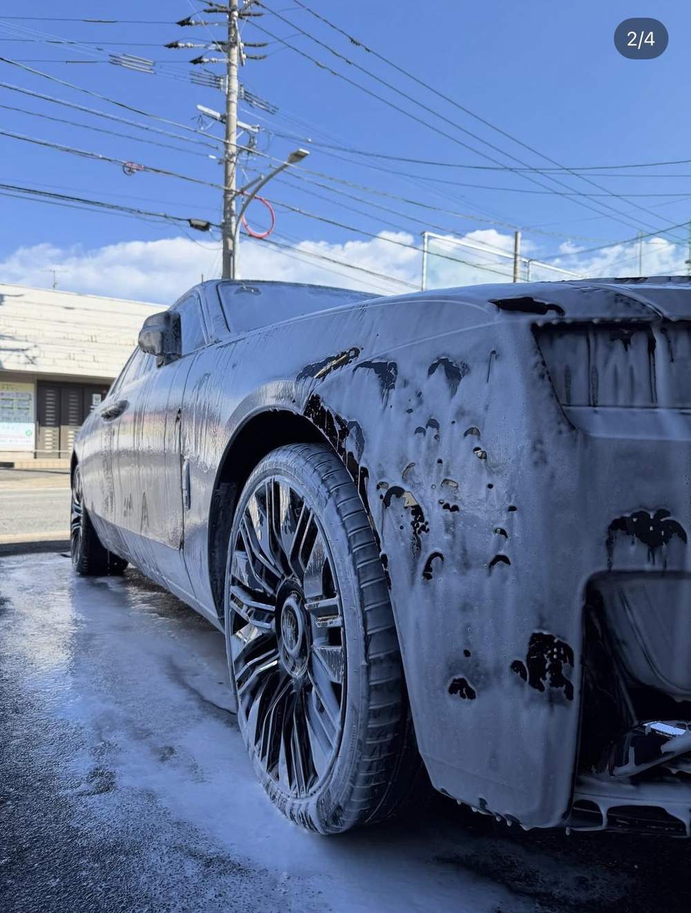 ロールスロイス側面の泡洗車