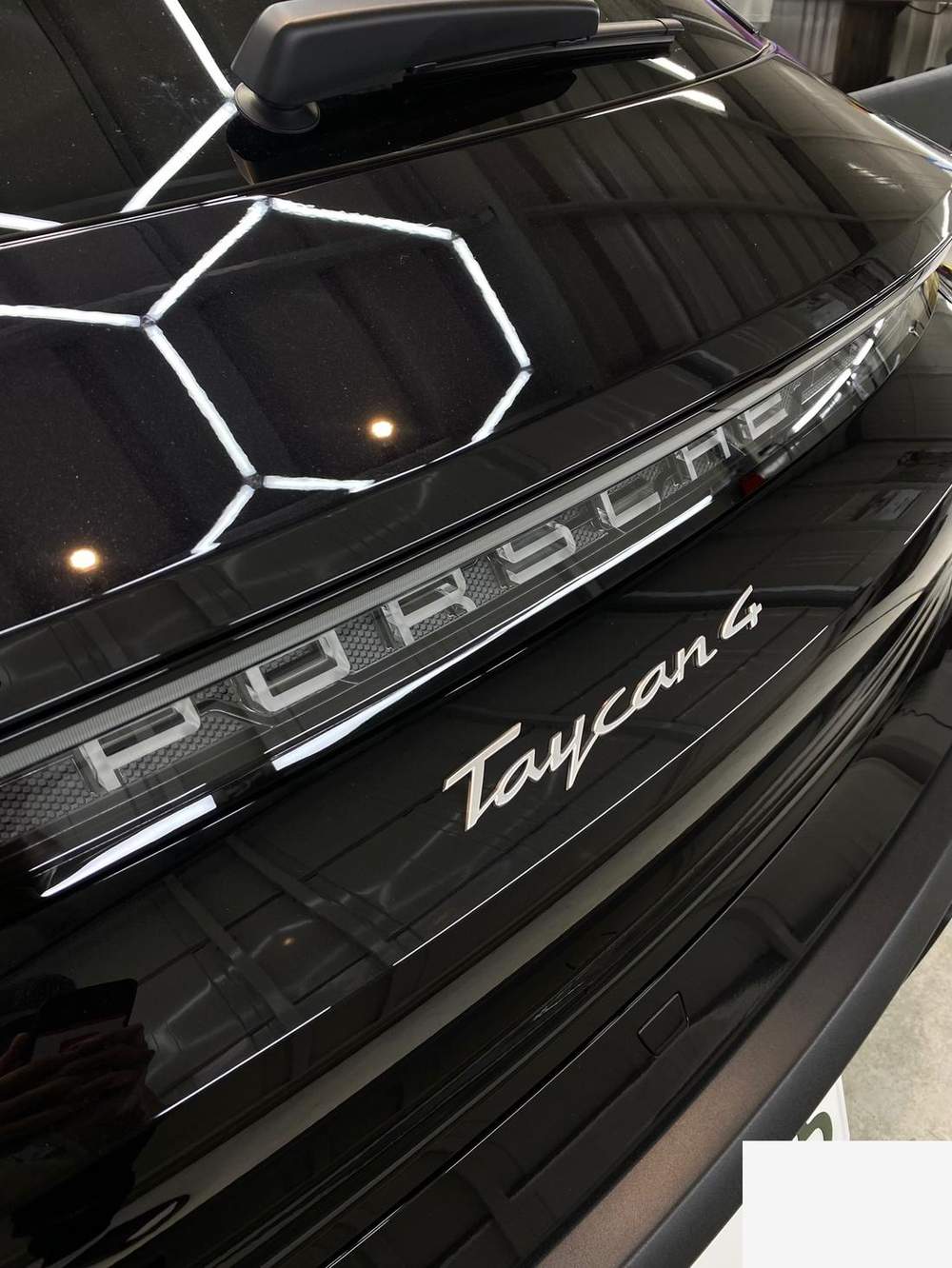 Taycan エンブレム